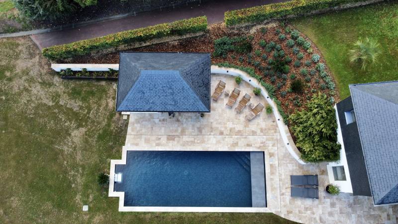 Constructeur de piscine avec terrasse pierres naturelles, à Honfleur