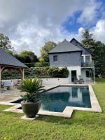 Construction d'une piscine en kit structure métallique avec liner gris, à Honfleur